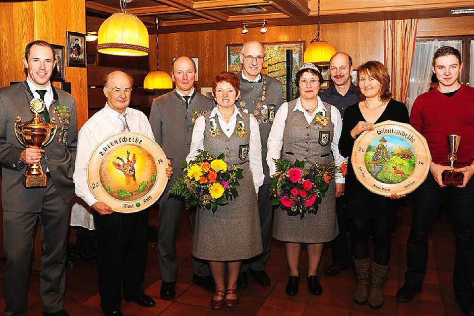 Januar: Die Königsfamilie mit den erfolgreichen Schützen (von links): Stefan Wangler, Albert Ruth, Jürgen Rombach, Erika Hug, Wilhelm Fehrenbach, Johanna Wangler, Franz-Paul Stratz, Regina Wernet, Martin Fehrenbach. (Foto: Horst Dauenhauer) Januar: Die Königsfamilie mit den erfolgreichen Schützen (von links): Stefan Wangler, Albert Ruth, Jürgen Rombach, Erika Hug, Wilhelm Fehrenbach, Johanna Wangler, Franz-Paul Stratz, Regina Wernet, Martin Fehrenbach. (Foto: Horst Dauenhauer)