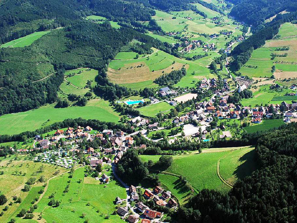 Januar: Luftaufnahme Untersimonswald, Vordergrund Ettersbach, Mitte nach rechts oben Haslach Simonswald.