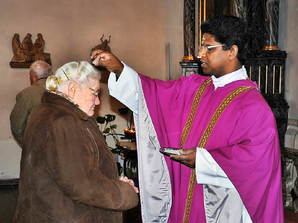 Februar: Pater Thomas zelebrierte den Gottesdienst zum Aschermittwoch in der Kirche St. Josef in Obersimonswald zu Beginn der 40- tgigen Fastenzeit. Er segnete die Asche und spendete den Glubigen das Aschekreuz.