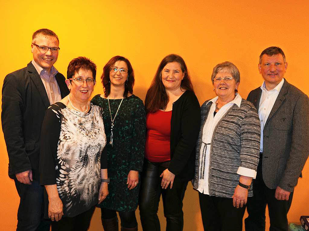 Mrz: Chorleiter Stefan Rau (links) und Pfarrer Jens Fehrenbacher (rechts) gratulierten dem neugewhlten Vorstandsteam Johanna Hug, Manuela Schneider, Annette Br und Maria Wehrle (von links;  nicht auf dem Bild ist Annemarie Baumer).