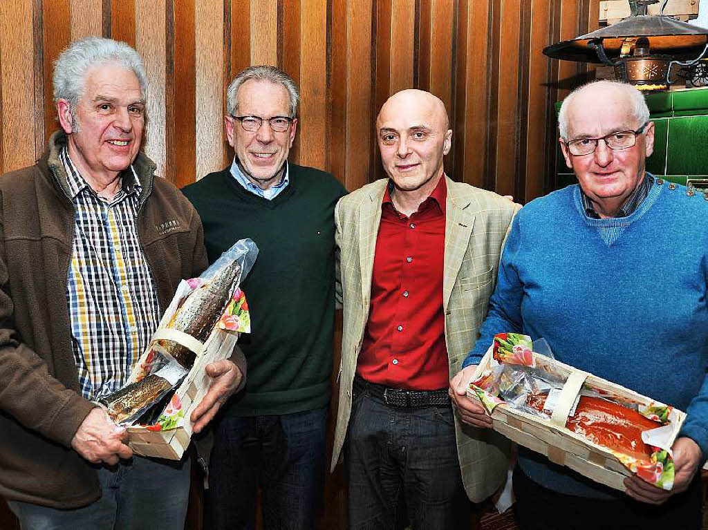 Mrz: Klaus Storz (links) und Gottfried Wehrle (rechts) wurden aus dem Vorstand des Angelvereins  verabschiedet. Vorsitzender Fred Kissling (zweiter von rechts) und Brgermeister Reinhold Scheer dankten den beiden.