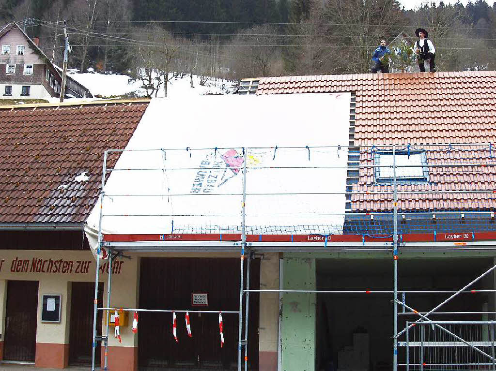Mrz: Der Anbau des Feuerwehr-Gertehauses in Wildgutach ist unter Dach und Fach. Nach dem Richtspruch wurde gefeiert.