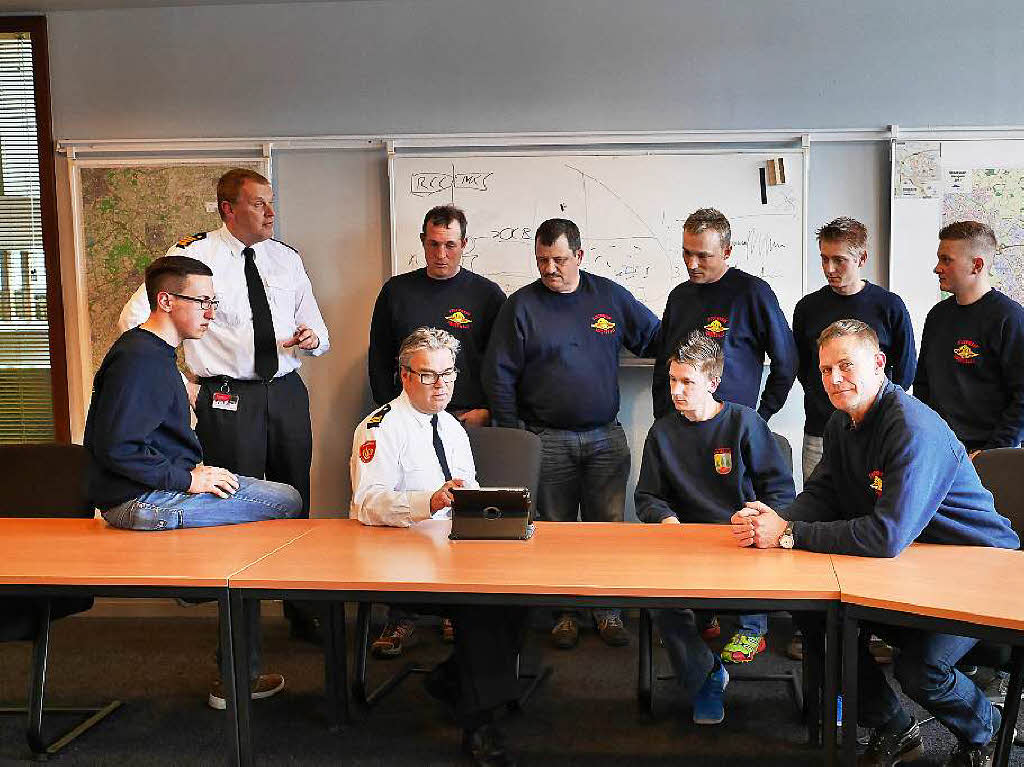 April: Kreisbrandmeister Pellewever (2. v. li.) begrte Rudi Evers (re. sitzend) und seine Simonswlder Kameraden im Rettungszentrum Hengelo.
