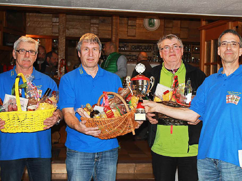 April: Die besten Cegospieler der Saison (v.li.): Reiner Schultis, Hubert Kaltenbach, Gerold Seng. Heiner Kaltenbach  berreicht den Pokal.