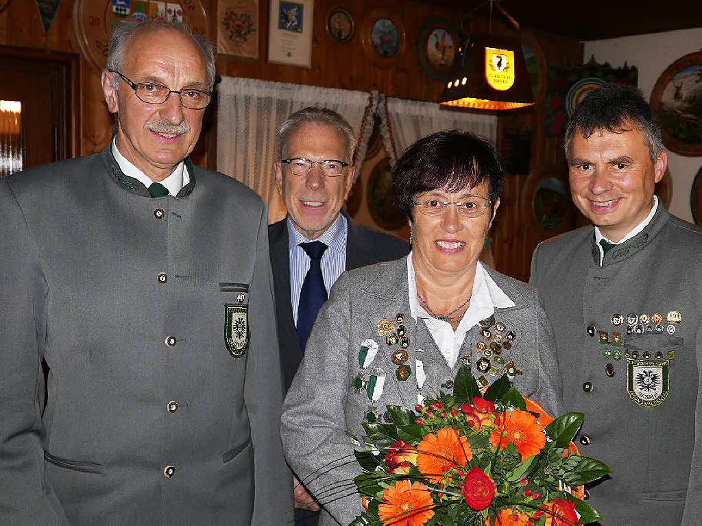 April: Oberschtzenmeister Wilhelm Fehrenbach und Brgermeister Reinhold Scheer gratulierten den neuen Ehrenmitgliedern Johanna Wangler und Lothar Hug (von links).