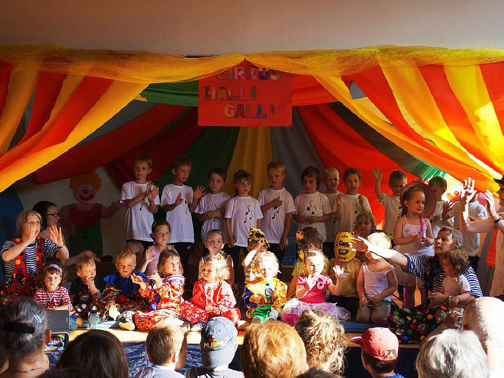 Juli: Zirkus war das Thema des diesjhrigen Kindergartenfestes St. Elisabeth in Obersimonswald.