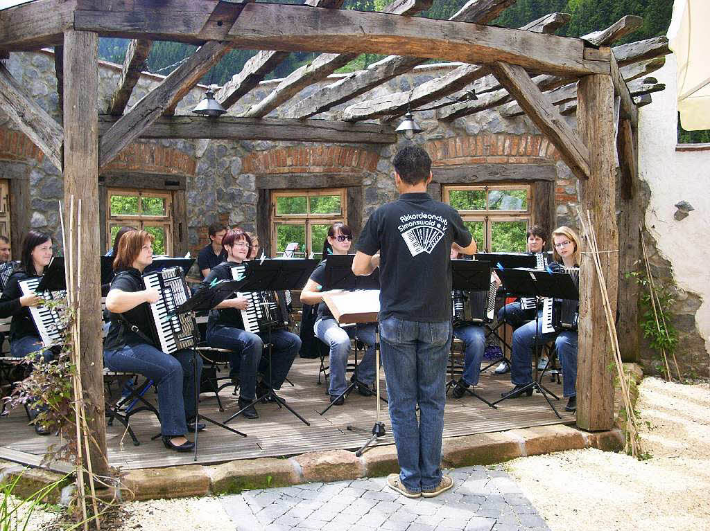 Juli: Der Akkordeonclub Simonswald beendet seine diesjhrige Open-Air-Konzert-Saison beim Grnen Baum in Simonswald.