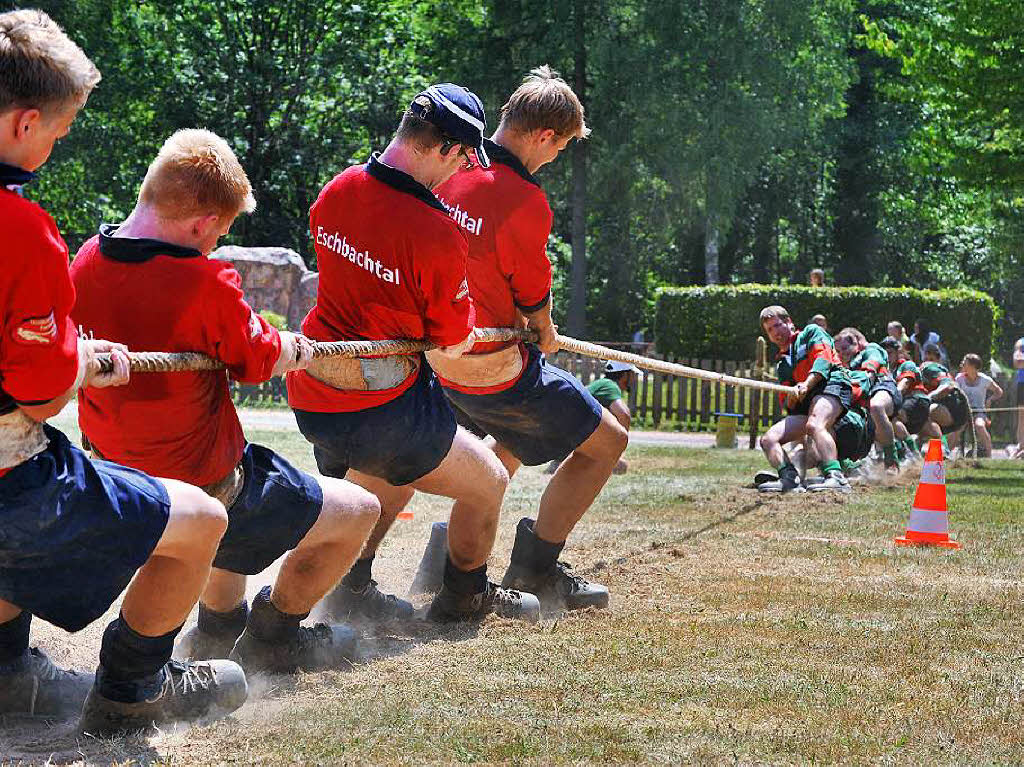 Juli: Sie legten sich krftig ins Seil, die Tauziehteams in Simonswald, und wirbelten dabei  viel Staub auf.