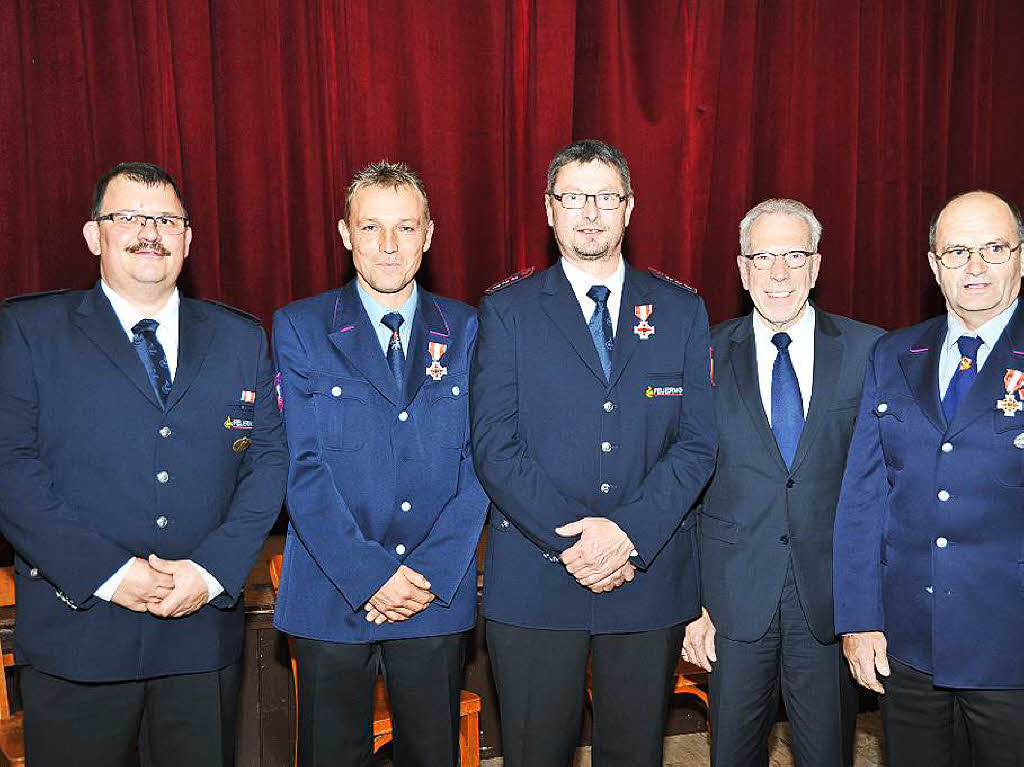 August: Kommandant Thomas Seng (links) und Brgermeister Reinhold Scheer (Zweiter von rechts) ehrten Patrick Gehring und Stefan Stratz fr 25 Jahre und Albert Kaltenbach fr 40 Jahre Feuerwehrdienst (von links).