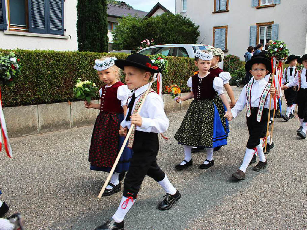 September: Die Kindervolkstanzgruppe der Trachtenkapelle Simonswald.