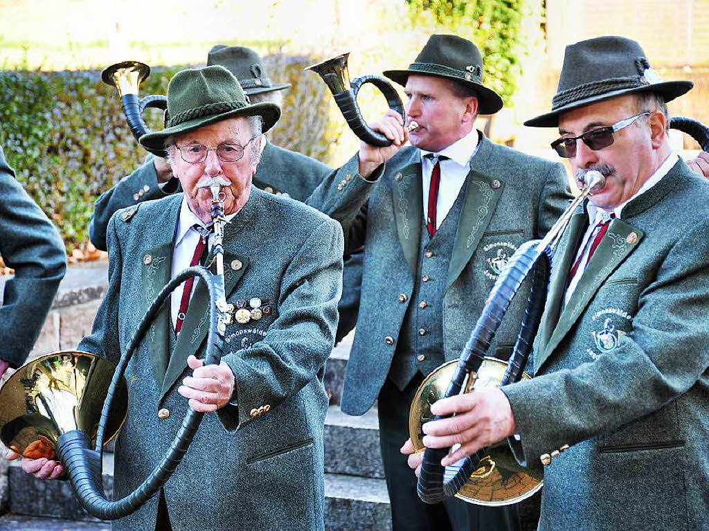 November: Jagdhornklnge erfreuten die vielen Gottesdienstbesucher nach der Hubertusmesse.