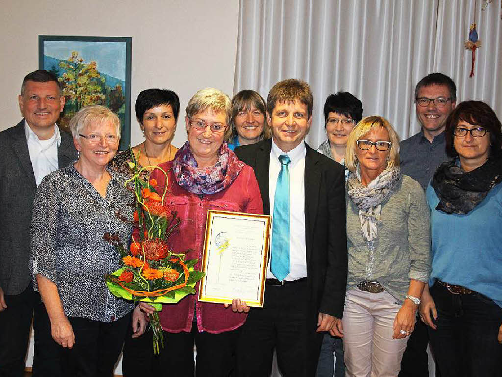 November: Monika Baumer (4. von links) wurde im Namen des Ccilienverbandes von Prses Jens Fehrenbacher (links) fr 50-jhrigen aktiven Gesang im Kirchenchor ausgezeichnet. Der Vorstand des Chores wurde komplett wiedergewhlt.