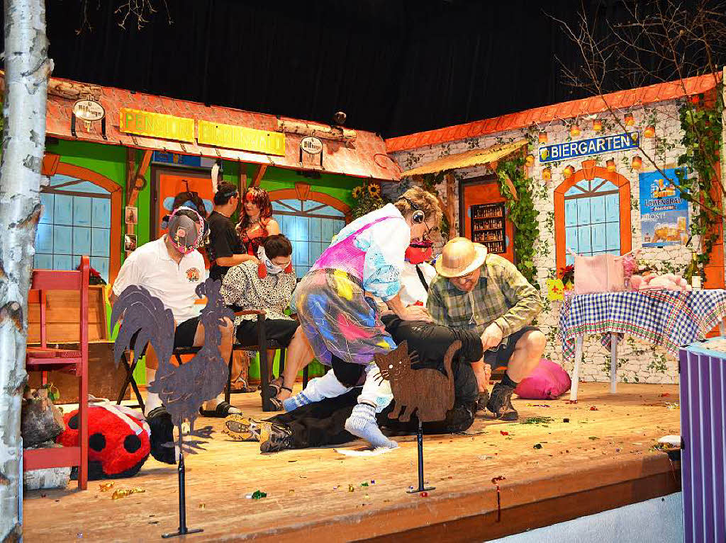 Januar: Ende der Filmtrume in der „Pension Hollywood“: Lotte und Otto berwltigen die Ruber. Ensemble des Musikvereins Niederwinden spielte Theater.