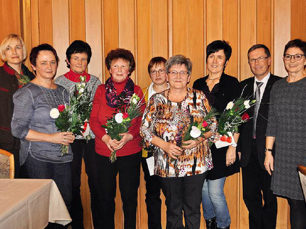 Januar: Abschied fr immer: Der Vorstand der KfD Winden Oberspitzenbach mit Vorsitzender Angelika Schnell (vorne Mitte), den Damen vom Dekanat (links und rechts auen) und Prses Bernhard Thum.