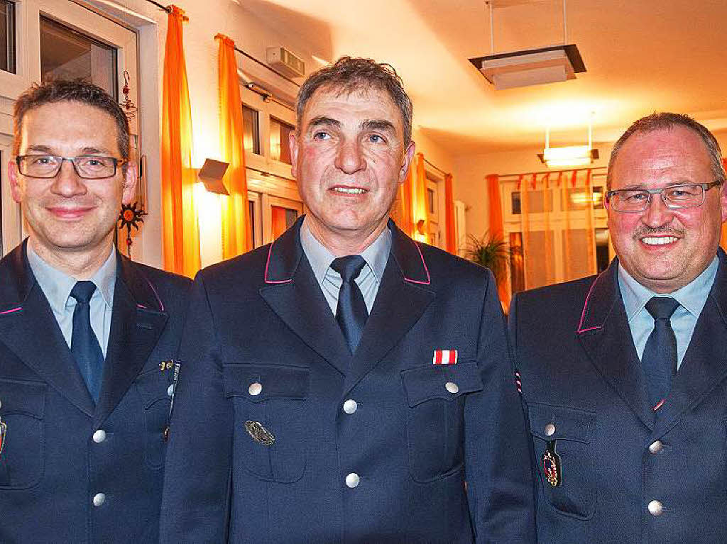 Fr 40 Jahre Feuerwehrdienst wurde Markus Blattmann (Mitte) geehrt. Mit ihm freuen sich Stadtkommandant Christian Klein (links) und Abteilungskommandant Dieter Hammling.