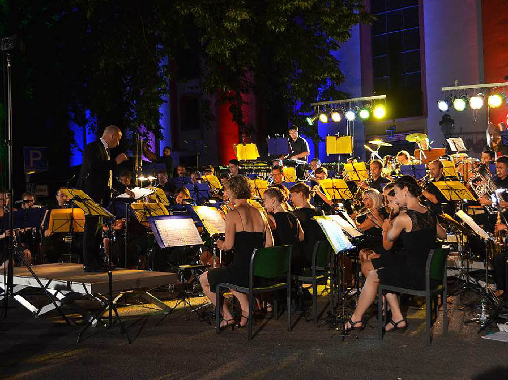 Mehrere Feste  fanden, vor allem am Abend, viel Zuspruch, so wie hier das Sommerkonzert der Stadtmusik Waldkirch.