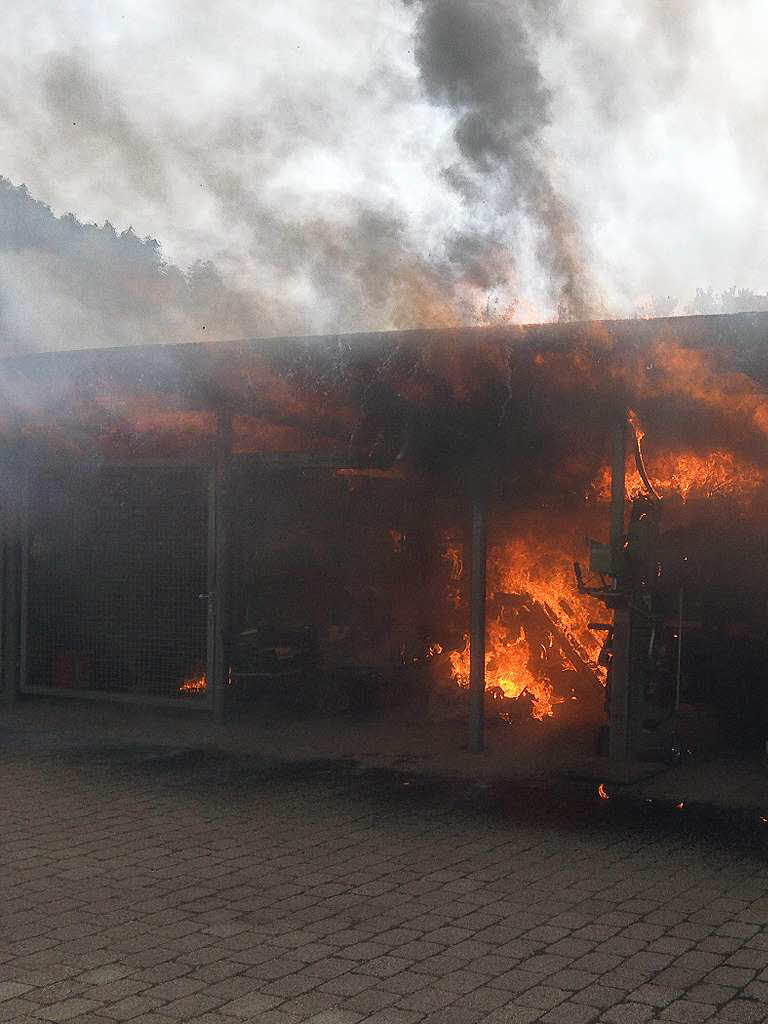 Auf dem Gelnde der Lebensgemeinschaft an Bruckwald brannte ein Carport aus.