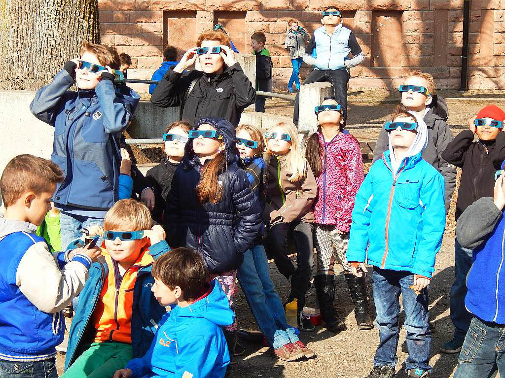 Die Sonnenfinsternis wurde von den Schlern der Schwarzenbergschule –  natrlich mit entsprechender Schutzbrille –  beobachtet.