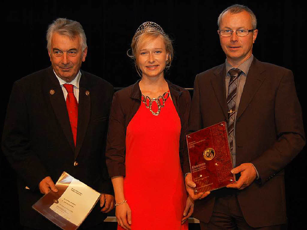 Ehrenpreis fr Weingut Moosmann: Siegfried (links) und Georg Moosmann (rechts) zusammen mit der Badischen Weinknigin Isabella Vetter.