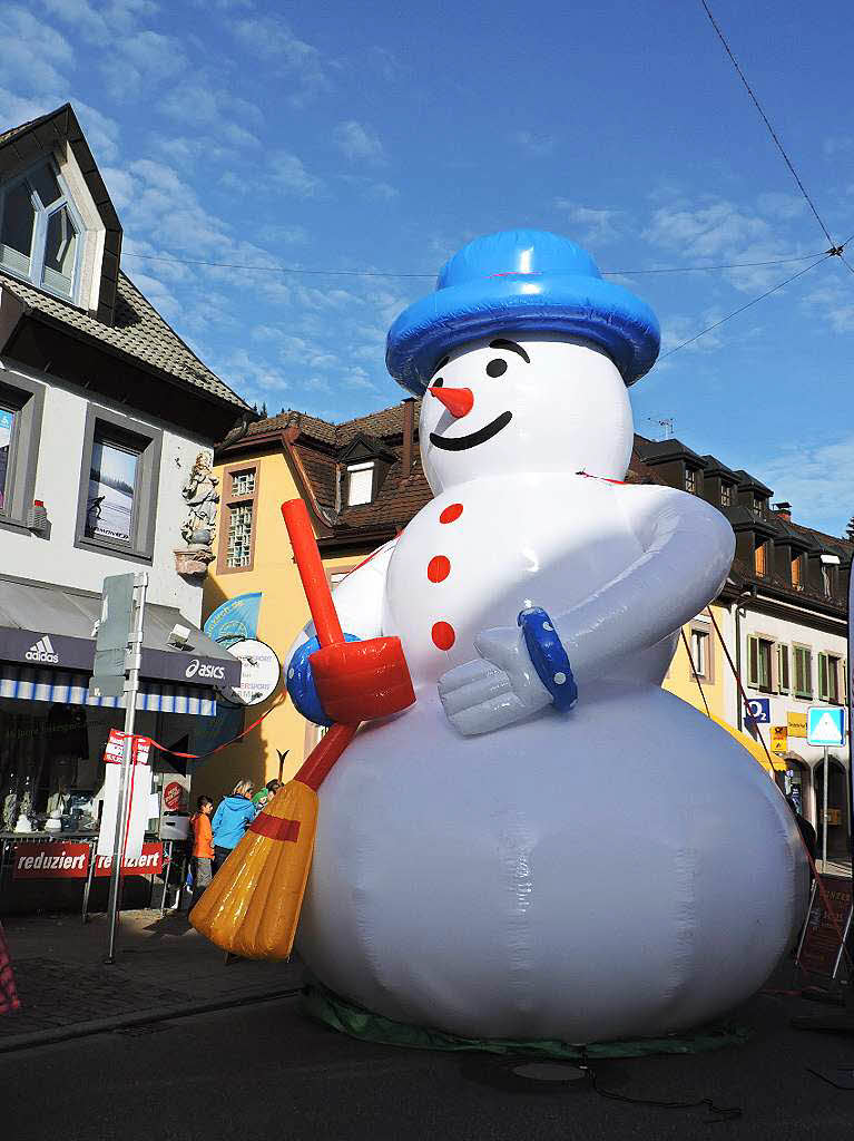 Dieser Schneemann trotzt auch dem Klimawandel: Winteropening der Werbegemeinschaft Waldkirch bei fast sommerlichen Temperaturen.