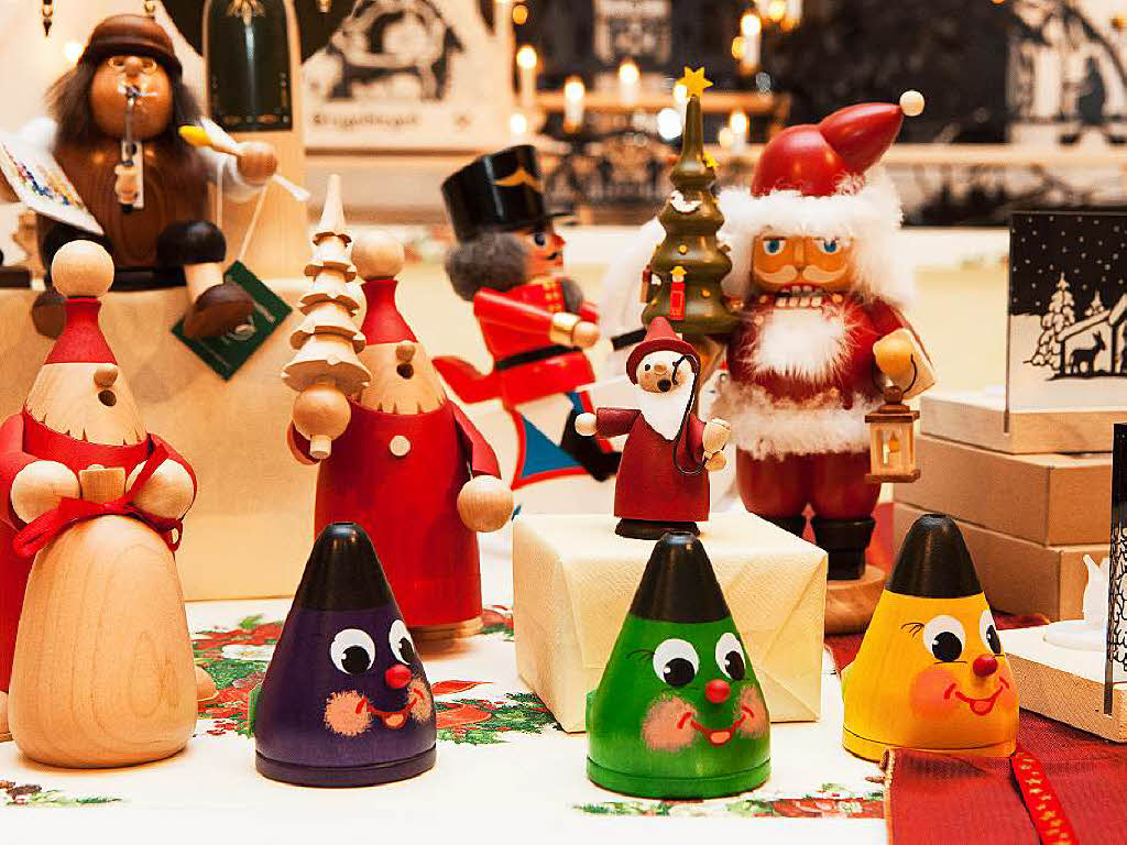 Weihnachtliche Figuren kann man beim Adventsmarkt im Elztalmuseum kaufen.