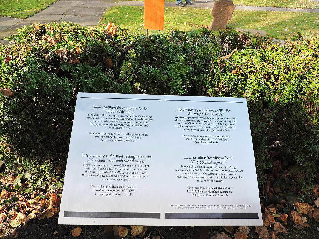 Zum Volkstrauertag wird auf dem Waldkircher Friedhof eine Gedenktafel fr die hier begrabenen, kurz vor Kriegsende erschossenen Deserteure enthllt.