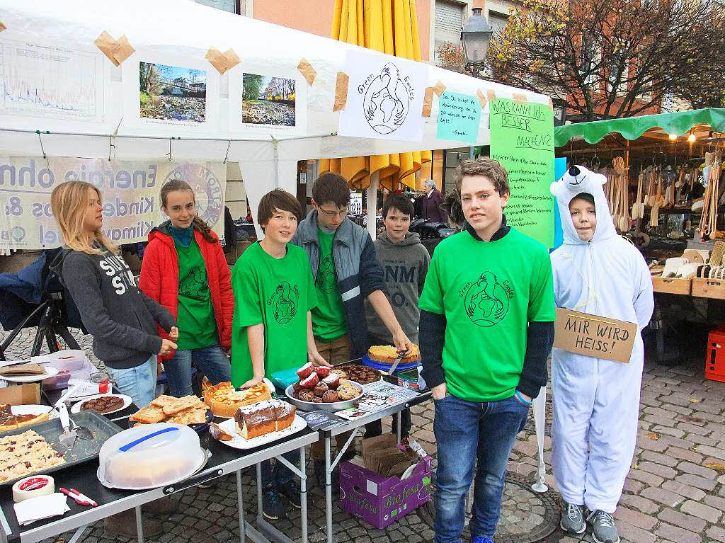 Die Umweltjugendgruppe Green Eagles informiert auf dem Waldkircher Wochenmarkt ber Klimaschutz.
