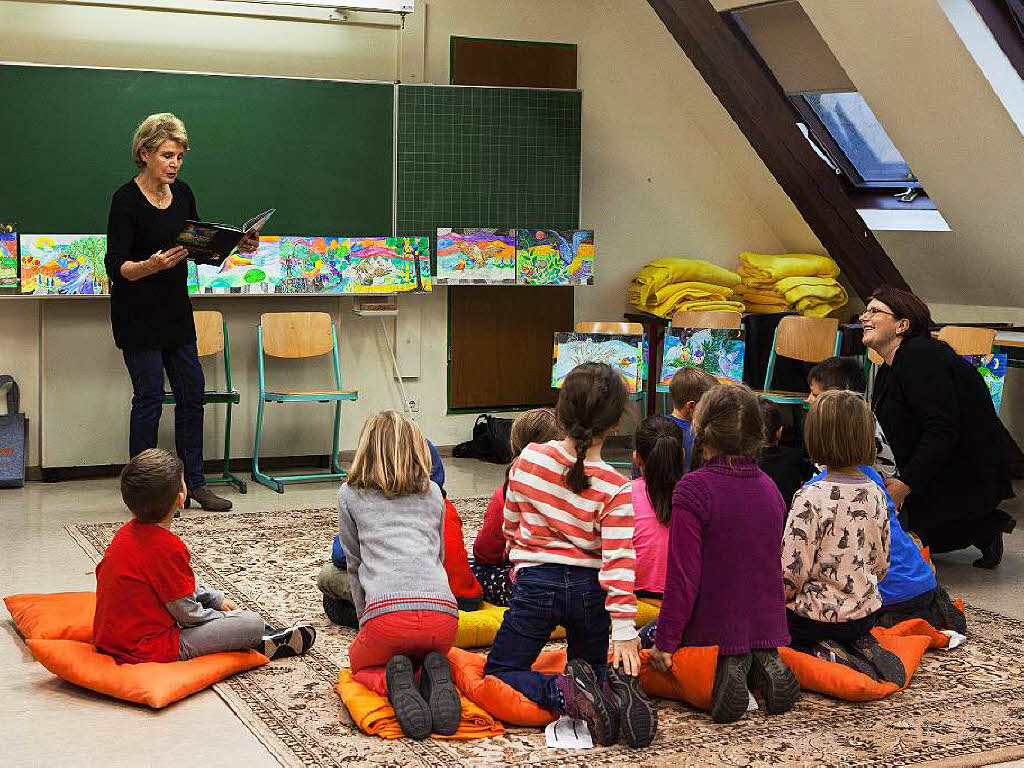 Vorlesetag in Waldkirch: Helga Bauer liest in der Grundschule vor einer Gruppe Erstklsslern.