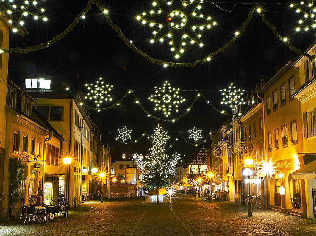 Dezember: Weihnachtliche Beleuchtung des Marktplatzes in Waldkirch.
