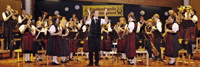 Die Musiker der Trachtenkapelle Hchen...aben fr den langanhaltenden Applaus.   | Foto: Stefan Pichler