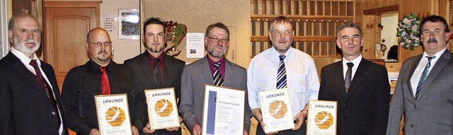 Ehrungen im Bauunternehmen Schmidt:  M...elbacher, Markus und Michael Schmidt.   | Foto: Stefan Pichler