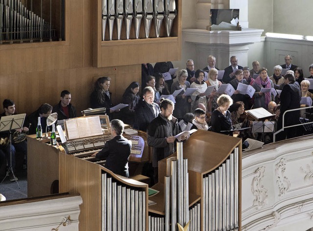 Der Kirchenchor Kollnau singt berzeugend die Hirtenmesse von Karl Kempter.   | Foto: Gabriele Zahn