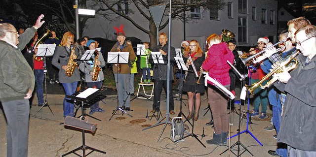 Weihnachtslieder spielte der Musikverein Mrkt vor der Kirche.   | Foto: Sedlak