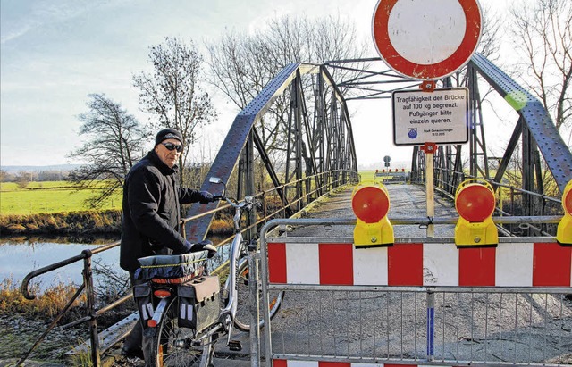 Gerade noch erlaubt: Der schlanke Radf...ie Georg-Mall-Brcke in Kauf nehmen.    | Foto: Gnter Vollmer