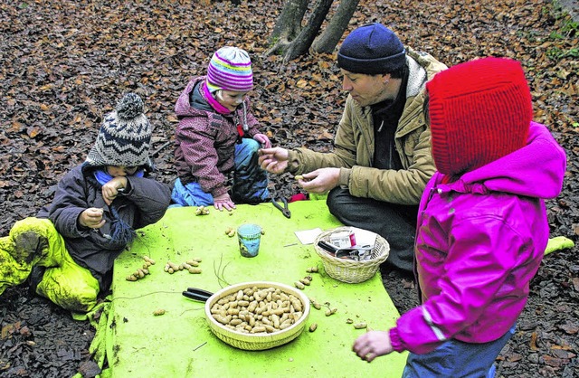 Erzieher Johannes Schreiterer hilft de...fr die Vgel des Waldes zu basteln.    | Foto: Lisa Koller