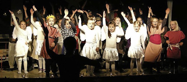 Rund 30 Jungscharkinder sangen vom grten Geschenk, das Jesus selbst ist.   | Foto: Kirchengemeinde