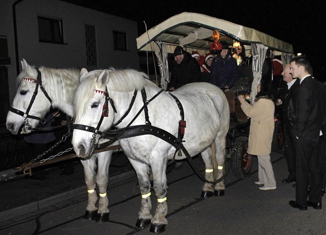 Musiker fahren an Heiligabend mit der Kutsche durch Binzen.   | Foto: Gessner