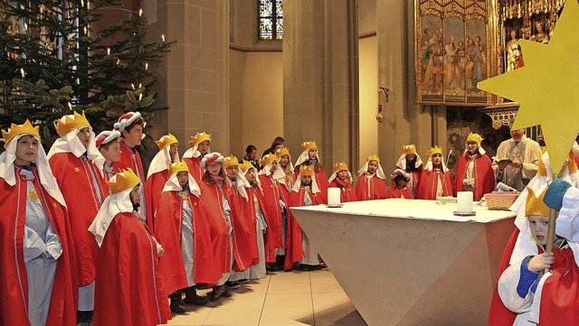 Die Neustdter Sternsinger starteten a...n sandte sie mit geweihter Kreide aus.  | Foto: Eva Korinth