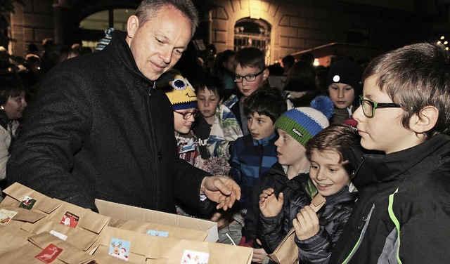 Weihnchtsgeschenke von der Stadt fr die Kinder.  | Foto: Eva Korinth