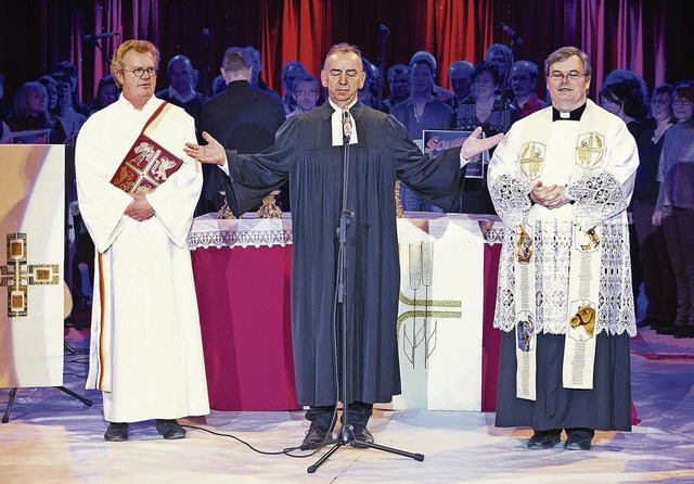 Oliver Fingerhut, Norbert Groklaus un... links) zelebrieren den Gottesdienst.   | Foto: F. nver