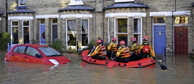 Rettungskrfte im englischen  York   | Foto: AFP