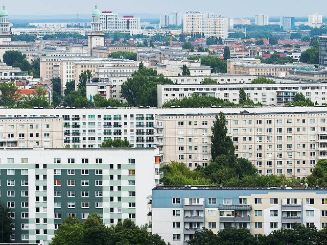 Knapp und deshalb ziemlich teuer: Wohn...n Ballungsgebieten wie hier in Berlin   | Foto: DPA