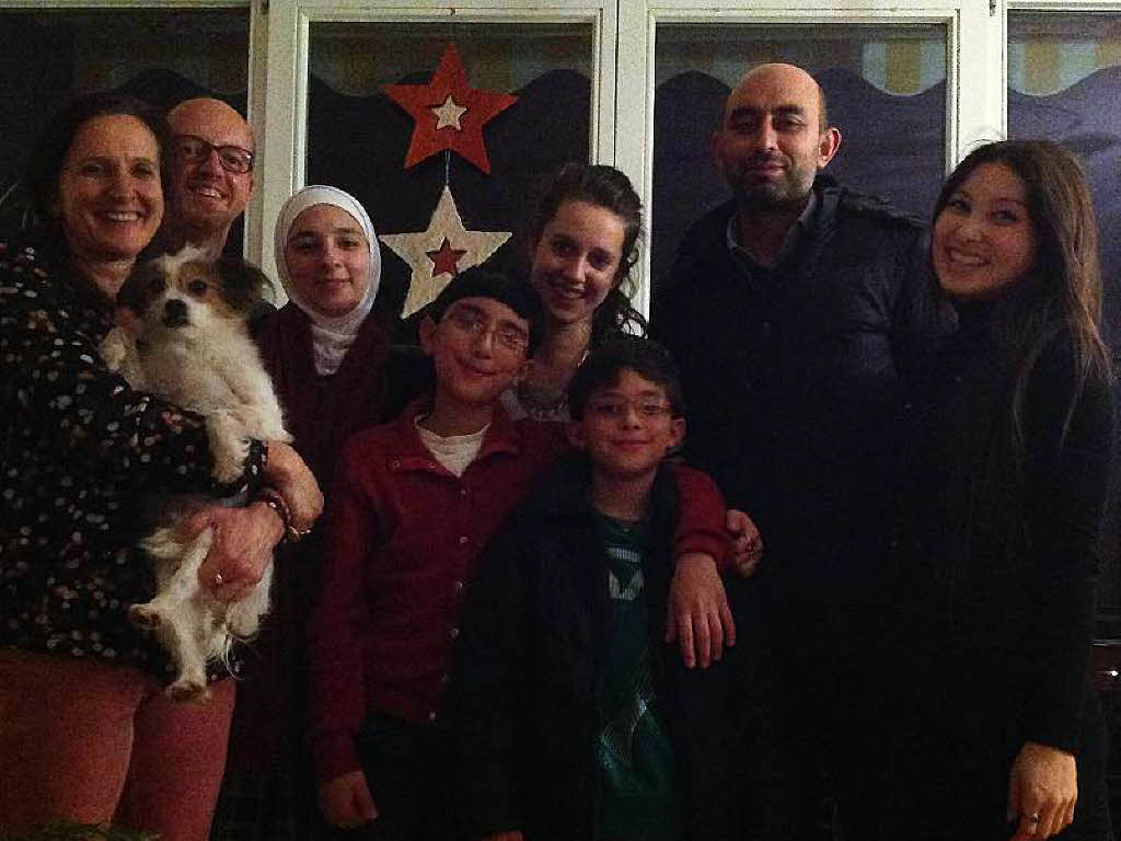 Ameen (Ende 30) aus der Nhe von Aleppo, Syrien, war mit Ehefrau Areej (32),  den Shnen Walid (12) und Aghiad (10)  bei Urban Mller und  Sabine Schumann in Wittnau.  Weihnachtsessen:  Raclette, Putengeschnetzeltes mit Reis. <BZ-Keyword>Fazit: </BZ-Keyword> Die muslimische Familie hat ihr erstes Weihnachtsfest gefeiert. „Ich denke, es ist uns gelungen, Brcken zu  schlagen und einen sehr mit-menschlichen Abend zu verbringen“, sagt Sabine Schumann.