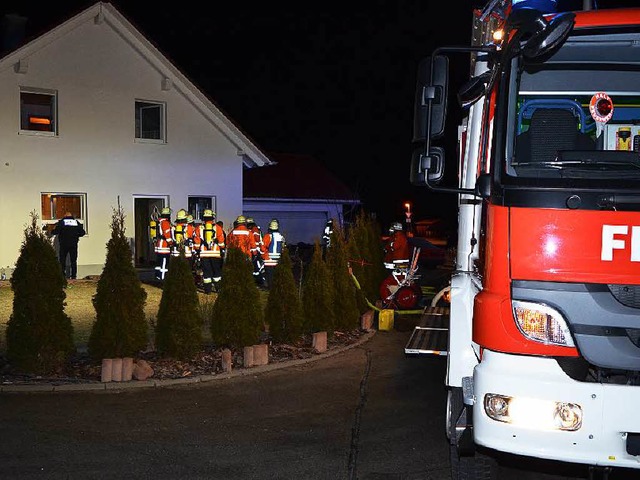 Feuerwehr und Rettungsdienst waren bei...rlitten eine Kohlenmonoxid-Vergiftung.  | Foto:  Kamera24tv