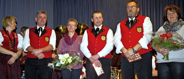 Gudrun Bhler (links) holte die Jubila...rtnerinnen (von links) auf die Bhne.   | Foto: Wolfgang Scheu