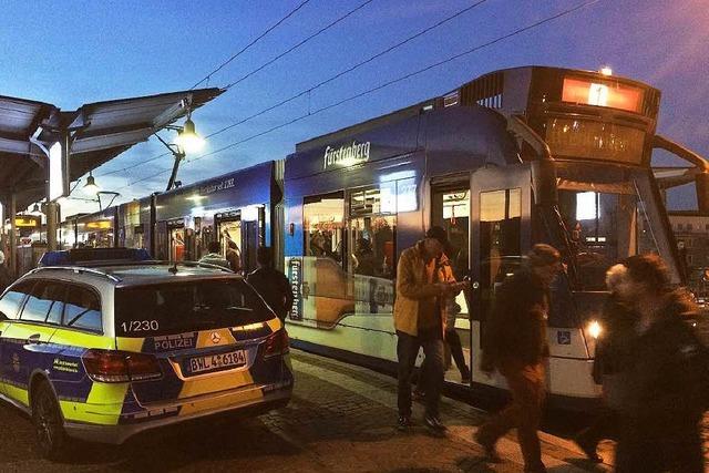 Fugngerin prallt gegen Straenbahn und wird verletzt