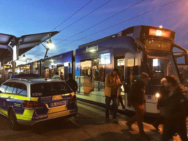 Nach dem Unfall auf der Stadtbahnbrcke kam es zu Versptungen.  | Foto: sh