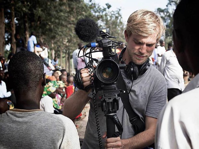 Kamera und Mikrofon: &#8222;Mehr brauc...stin (hier bei Dreharbeiten in Ruanda)  | Foto: Lukas Augustin