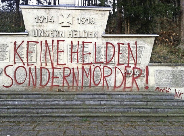 Das Soldatendenkmal am Waldkircher Heldenkreuz wurde mir roter Farbe beschdigt.  | Foto: zvg/Oliver Pendzialek