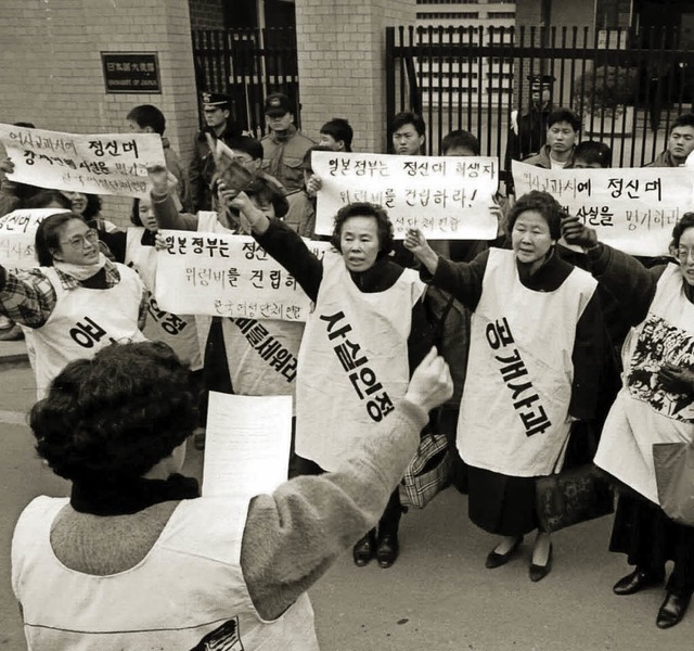 Das Bild von 1992 zeigt eine Demonstration ehemaliger Zwangsprostituierter.   | Foto: DPA